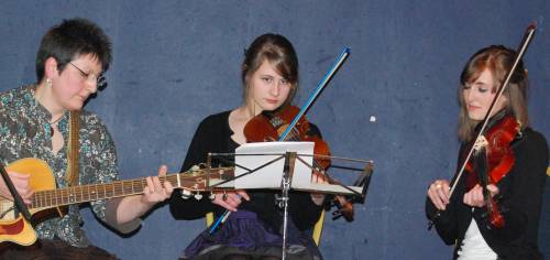 Jan Vickers, Jazzy Lowson, Freya Bachell Jan Vickers, Jazzy Lowson and Freya Bachell from the Blackford Fiddle Group