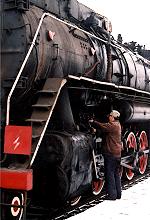 Maintaining QJ 7186 at Shenxi, mid February 2005