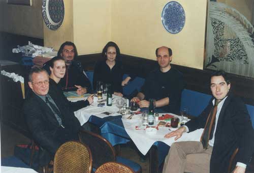 Clemens mit  fnf erschienenen Freunden (Martin Luxan, Beatrice, Clemens Stepina, Sonya Balti, Johannes Schtz, Markus Oswald) im Levante am 17. November 2002