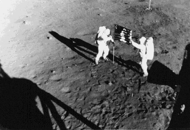 Armstrong i Aldrin penjant la bandera