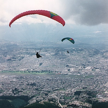 Altitude: 12500 feet above sea level.
(about 3000 feet above ground level)
The city is Quito - Ecuador
You can see airport runway 35 pointing right to left