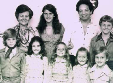 Joyanne Treadwell junto al grupo de msica FAMILY OF LOVE. Ntese la sonrisa forzada y plstica de los nios.