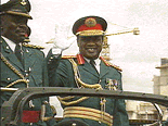 old/Diktatorn%20Abacha%20poserar%20i%20milit%E4rparad.