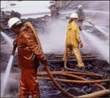 Tcnicos removiendo petrleo