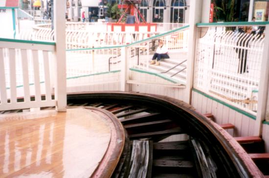 Belmont-2-01-pov-out-of-the-ststion.jpg (739318 bytes)