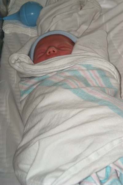 Bond-4-23-00-Bond-closeup-in-basinet-2.jpg (19914 bytes)