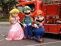 本物の消防車のポンプを手にするマリオ達