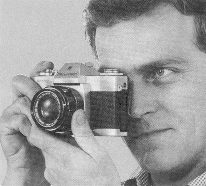 Bell and Howell Auto 35, holding the camera (I)