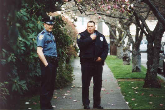 romalee_doc_service_cops_on_street_2001_04_07_530x354.jpg (41523 bytes)