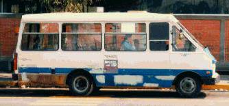 Los microbuses o peseras 
cada da estan ms de acuerdo 
con el paisaje anrquico 
de nuestra metrpoli capitalina