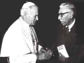 Pablo Antonio Cuadra ante Juan Pablo II en febrero de 1996