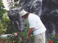 Phil practices his stroke ... sunstroke, that is...