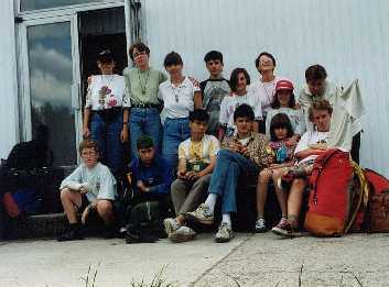 Muj posledni turistak, leta jsme jezdili na sumavskou Kvildu, ale
okolnosti nas donutily ke zmene. (Ja vlevo nahore, Martina, vedle nase vedouci Dasa...treba se nekdo jeste pozna:-))