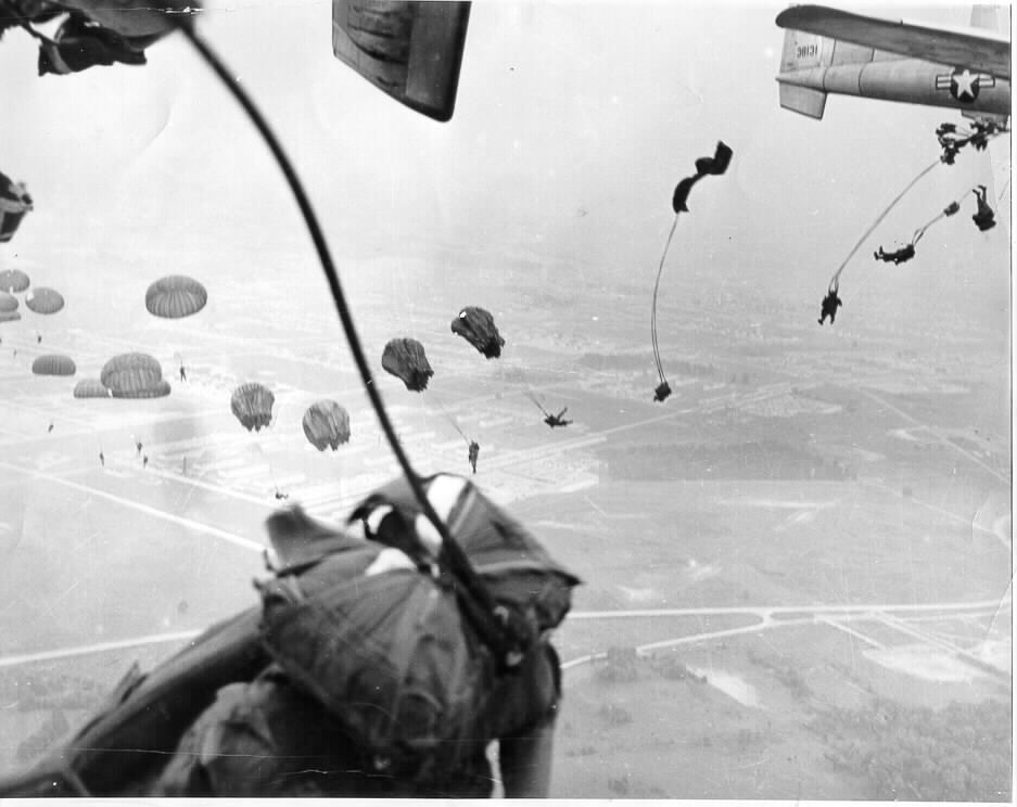 airborne.jpg (64623 bytes)