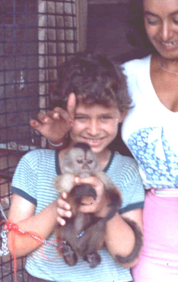  When I was 8 my parents gave me a monkey/ Aos 8 anos os meus pais ofereceram-me um macaquinho.