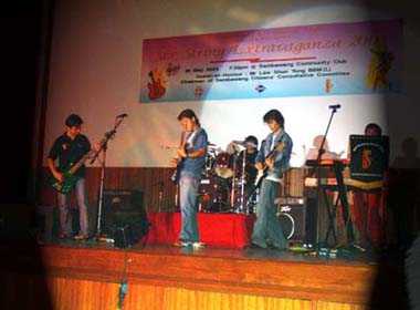 Six Strings Extravaganza - Mercury performing