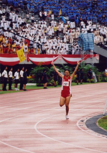 Lin SiQi  completing the 4x400 m with much distance to spare