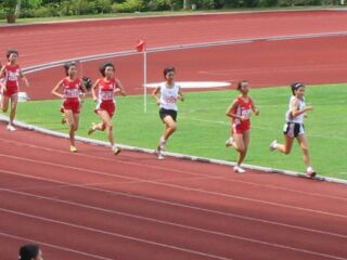 NJC Girls in the 800 m race