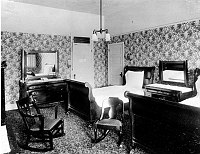 EL TOVAR HOTEL - BEDROOM WITH TWO SLEIGH BEDS, 1 DOUBLE AND 1 SINGLE. CIRCA 1905. GRAND CANYON N.P. MUSEUM COLLECTION