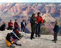 A PARK RANGER NEAR YAVAPAI OBSERVATION STATION TELLS VISITORS HOW THE CANYON WAS FORMED. GRAND CANYON N.P. MARK LELLOUCH, NPS.