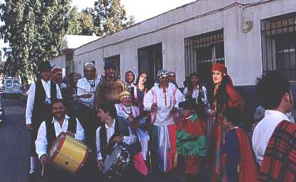 Comparsa preparandose a recorrer las calles
