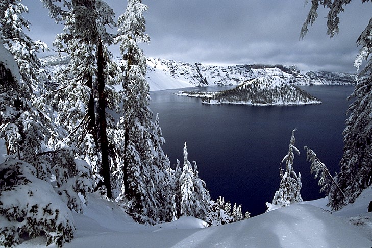 Crater_Lake.jpg (143777 bytes)