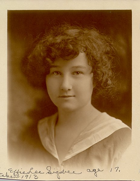 Effie Lee Sigsbee, My Great Aunt.  Effie Lee was born 8 Dec 1896 in Earlington, KY, died Apr, 1986, in Cincinnati, OH.  This photo was taken in 1913, when Effie Lee was 17 years of age.