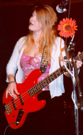 Anke am Bass *brumm* (beachtet den kleinen Finger ! :-)