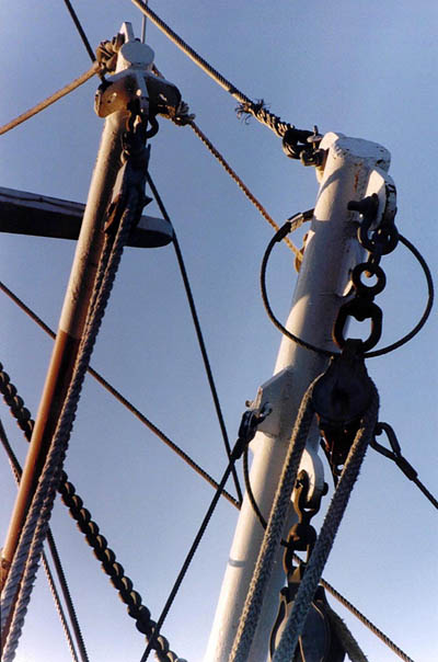 rigging.jpg (182493 bytes)