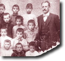 Fotografia antigua maestro y alumnos