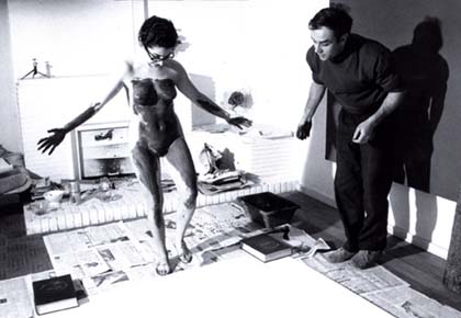 Klein dans son atelier prparant une anthropomtrie