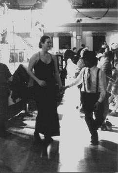 dance_masq_02_72.JPG (19237 bytes)