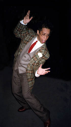 poser_me_72.jpg (19207 bytes)