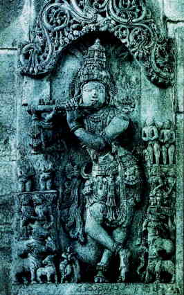 Escultura do Senhor Krishna em alto relevo no lado externo do templo do Senhor Channa Kesava em Belur, Índia
