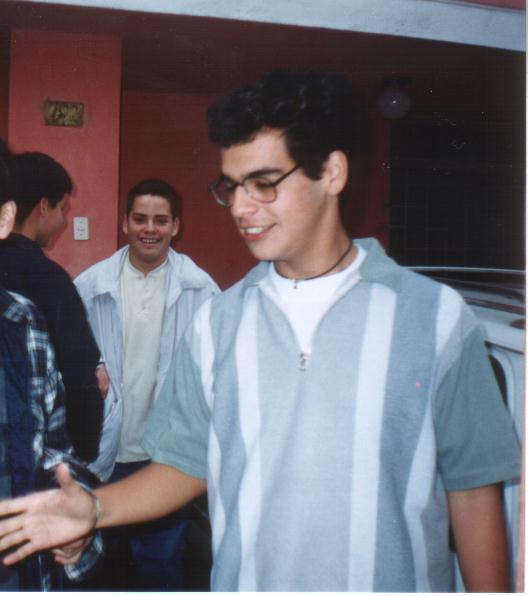Javier en la puerta de su Kame house, atras esta Antonio y Fernando