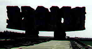The monument outside Majdanik.