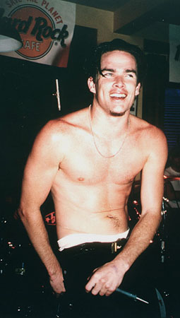 mark_laughs.jpg (26410 bytes)