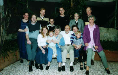 2002 04 13 02 01 bankje iedereen.jpg (126068 bytes)