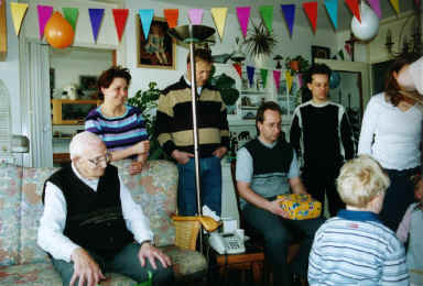 2002 04 13 01 19 grote kado uitpakken 4 allemaal kijken.jpg (133890 bytes)