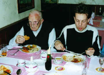 2002 04 13 02 10 chinees opa.jpg (115140 bytes)