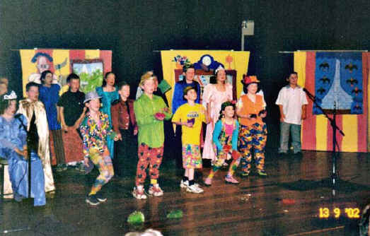 Juggling.jpg (58185 bytes)