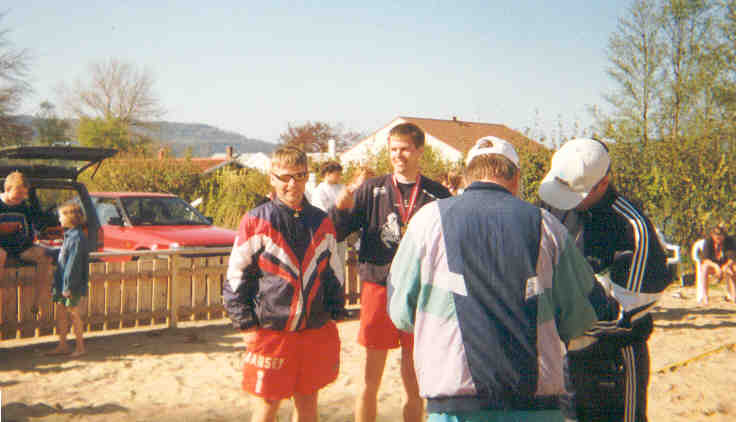 Hans Erik og Hugo mottar velfortjente medaljer i Sahara-cup.