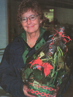 Berit mottar blomsterkorga