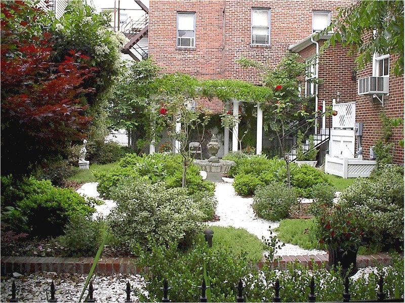 Garden01.jpg (267986 bytes)