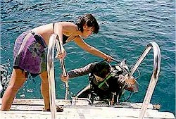 ... sometimes with a hand from the Instructors and Divemasters