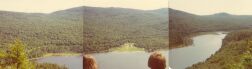 Les Chalets,
Vu De L'autre Ct Du Lac
Et Du Haut De La Montagne.
La Frontire Amricaine/Canadienne
Est Juste Sur Le Dessus 
De La Montagne Que Vous Voyez
Derrire Les Chalets