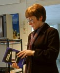 Britt Almström avtackar och presenterar årsmötesgåvan