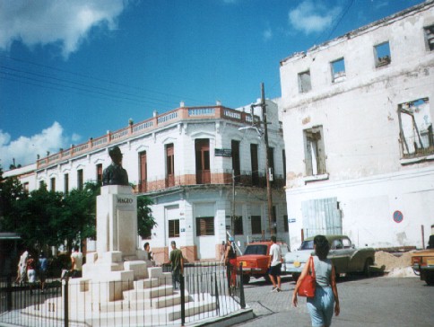 Placa Maceo with Casa Manolo in the back-ground