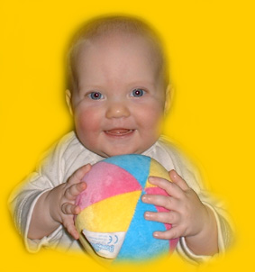 Freja håller en boll