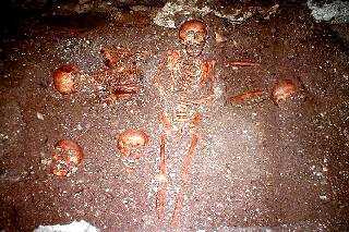 Hochmittelalterliche Bestattungen �stlich des romanischen Chorquadrats